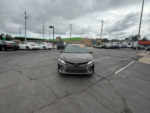 Used 2018 Toyota Camry XLE FWD image 4