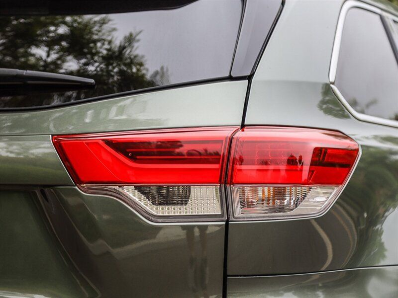 Used 2017 Toyota Highlander LE AWD/4WD image 14
