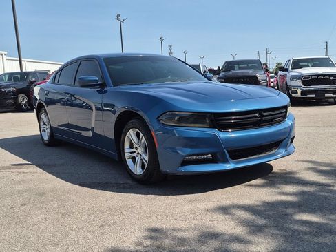 Used 2022 Dodge Charger SXT w/ Driver Convenience Group RWD image 3