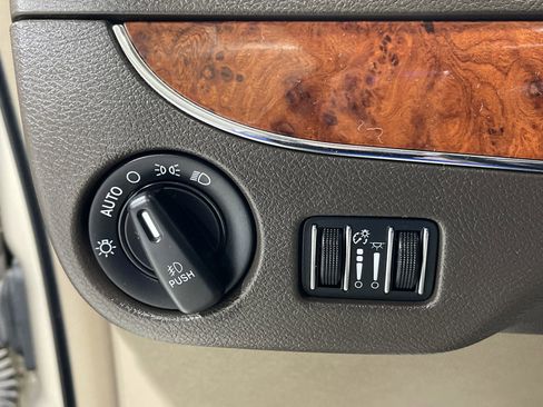 Used 2015 Chrysler Town & Country Limited Platinum image 36