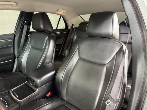 Used 2019 Chrysler 300 Limited RWD image 13