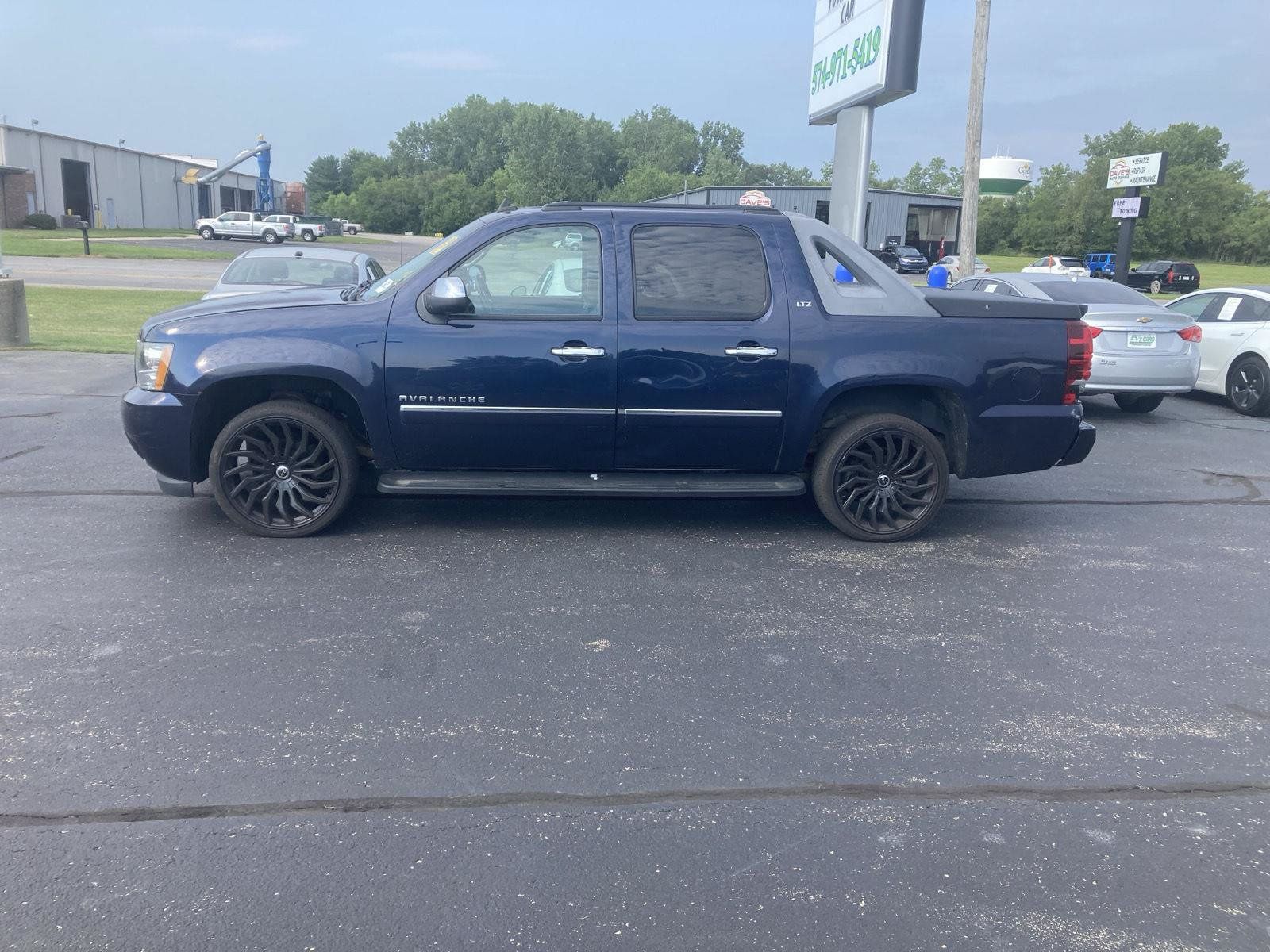 Used 2010 Chevrolet Avalanche LTZ AWD/4WD image 4