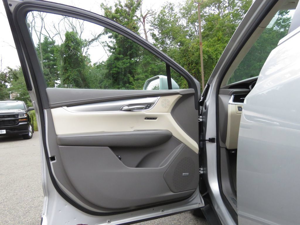 Used 2017 Cadillac XT5 Luxury w/ Driver Awareness Package AWD/4WD image 9
