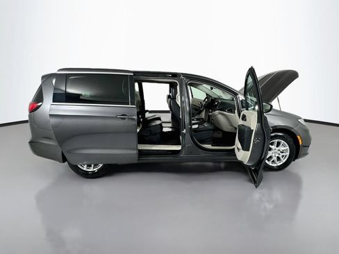 Used 2023 Chrysler Pacifica Touring-L FWD image 25