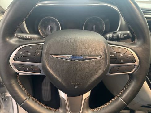 Used 2020 Chrysler Pacifica Touring-L FWD image 23