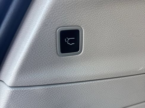 Used 2024 Chrysler Voyager LX image 12