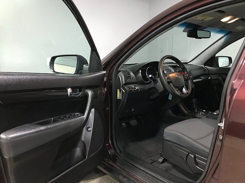 Used 2013 Kia Sorento LX w/ Value Pkg FWD image 9