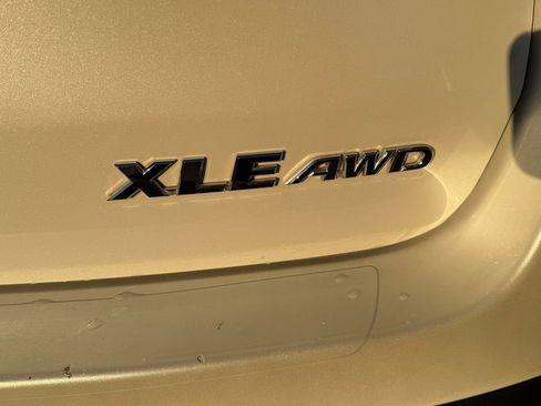 Used 2019 Toyota Highlander XLE image 14