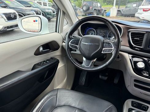 Used 2019 Chrysler Pacifica Touring-L FWD image 10