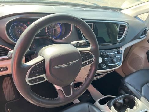 Used 2023 Chrysler Pacifica Touring-L FWD image 9