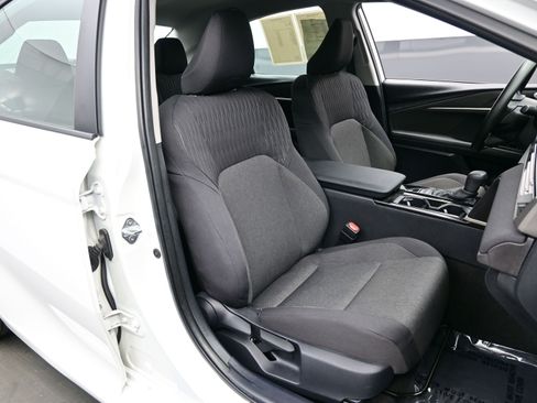 Used 2025 Toyota Camry SE image 13