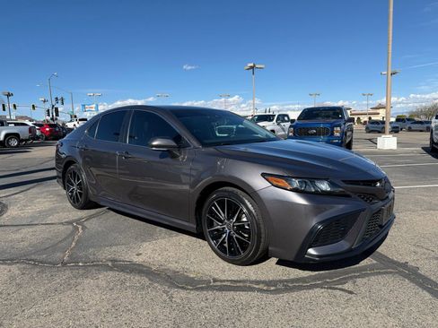 Used 2022 Toyota Camry SE w/ Carpet Mat Package (TMS) image 3