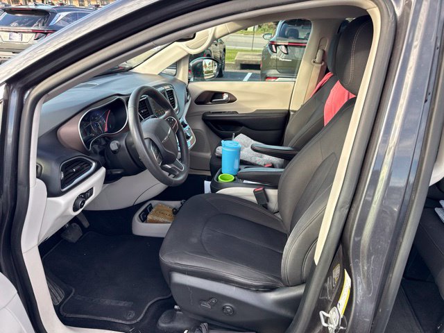 Used 2018 Chrysler Pacifica Touring Plus w/ Tire & Wheel Group FWD image 12