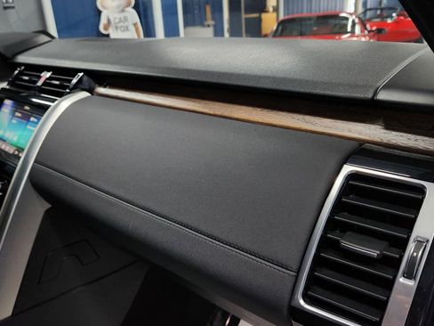 Used 2018 Land Rover Discovery HSE image 15