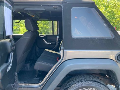 Used 2017 Jeep Wrangler Unlimited Rubicon AWD/4WD image 22
