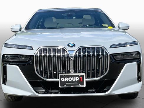 Used 2023 BMW i7 xDrive60 w/ Executive Package 2 AWD/4WD image 3