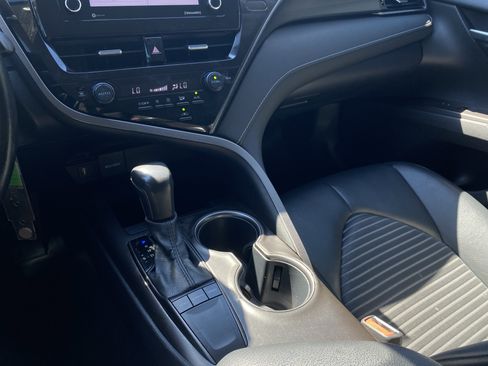 Used 2022 Toyota Camry SE image 11