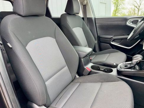 Used 2023 Kia Soul LX w/ LX Technology Package image 9