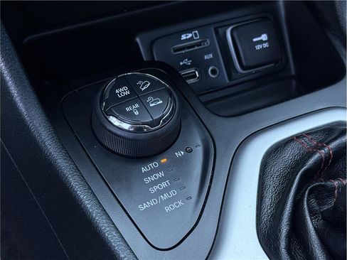 Used 2015 Jeep Cherokee Trailhawk w/ Comfort/Convenience Group AWD/4WD image 19