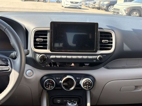 Used 2025 Hyundai Venue Limited FWD image 27