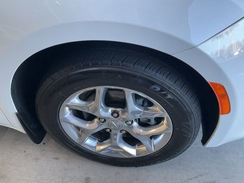 Used 2017 Chrysler Pacifica Limited image 29