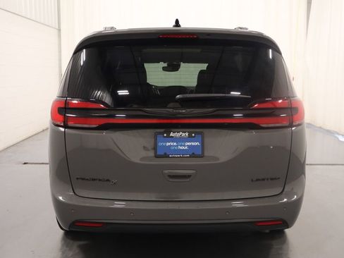 Used 2025 Chrysler Pacifica Limited FWD image 9