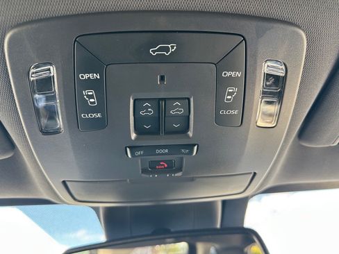 Used 2024 Toyota Sienna Platinum image 27