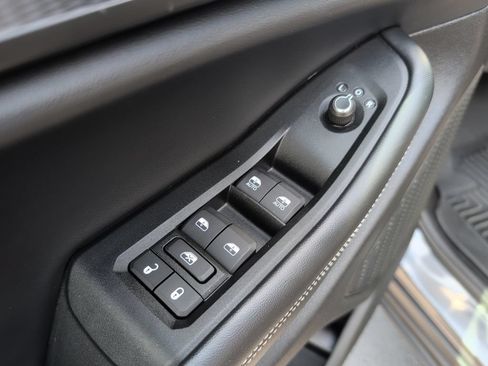 Used 2025 Jeep Grand Cherokee Altitude AWD/4WD image 9