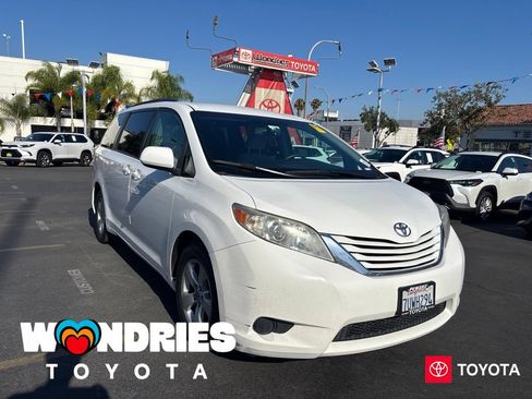 Used 2017 Toyota Sienna LE FWD image 1