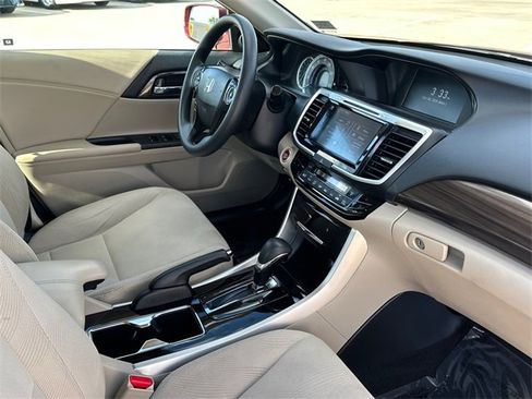 Used 2017 Honda Accord SE image 12