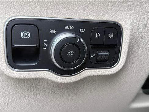 Used 2025 Mercedes-Benz GLB 250 image 39