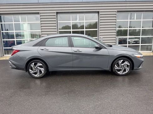 Used 2025 Hyundai Elantra Sport FWD image 3