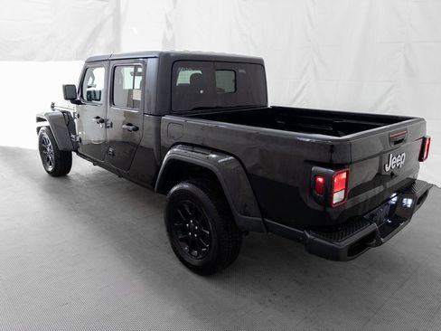 Used 2023 Jeep Gladiator Overland image 5