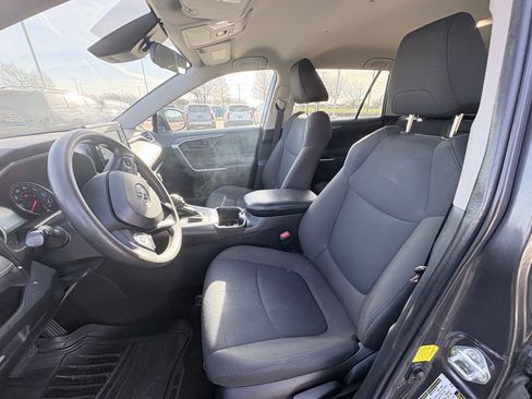 Used 2022 Toyota RAV4 LE image 6