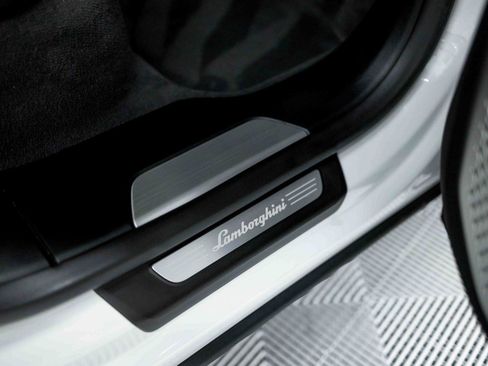 Used 2020 Lamborghini Urus image 45