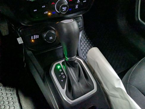 Used 2019 Jeep Renegade Latitude w/ Cold Weather Group AWD/4WD image 19