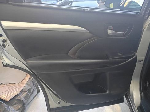 Used 2019 Toyota Highlander XLE image 22