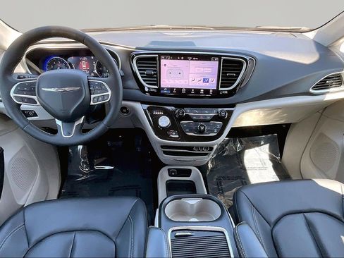 Used 2024 Chrysler Pacifica Touring-L FWD image 7
