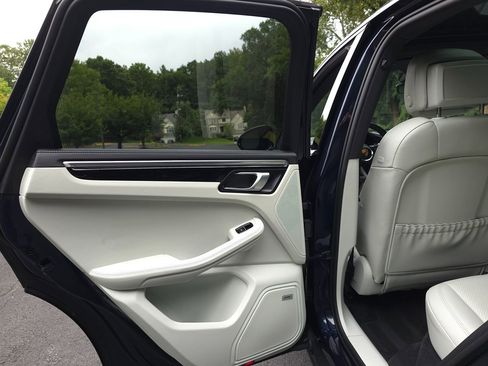 Used 2023 Porsche Macan image 25