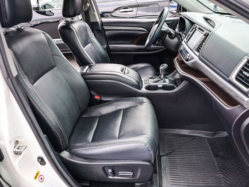 Used 2018 Toyota Highlander Limited FWD image 9