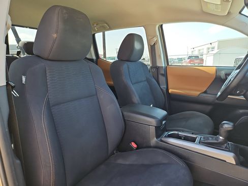 Used 2017 Toyota Tacoma SR5 w/ Tow Package AWD/4WD image 29