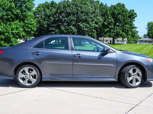 Used 2012 Toyota Camry SE w/ Leather Pkg FWD image 5