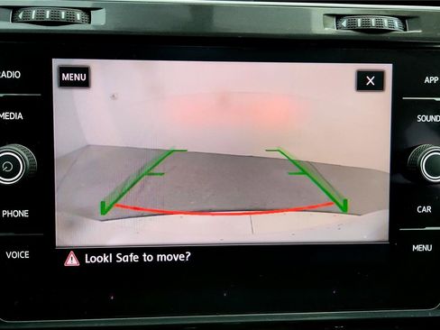 Used 2018 Volkswagen Golf SE image 32