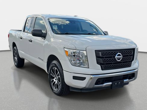 Used 2022 Nissan Titan SV image 3