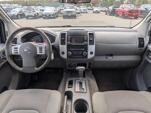 Used 2017 Nissan Frontier SV image 2