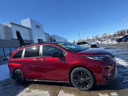 Used 2022 Toyota Sienna XSE image 8