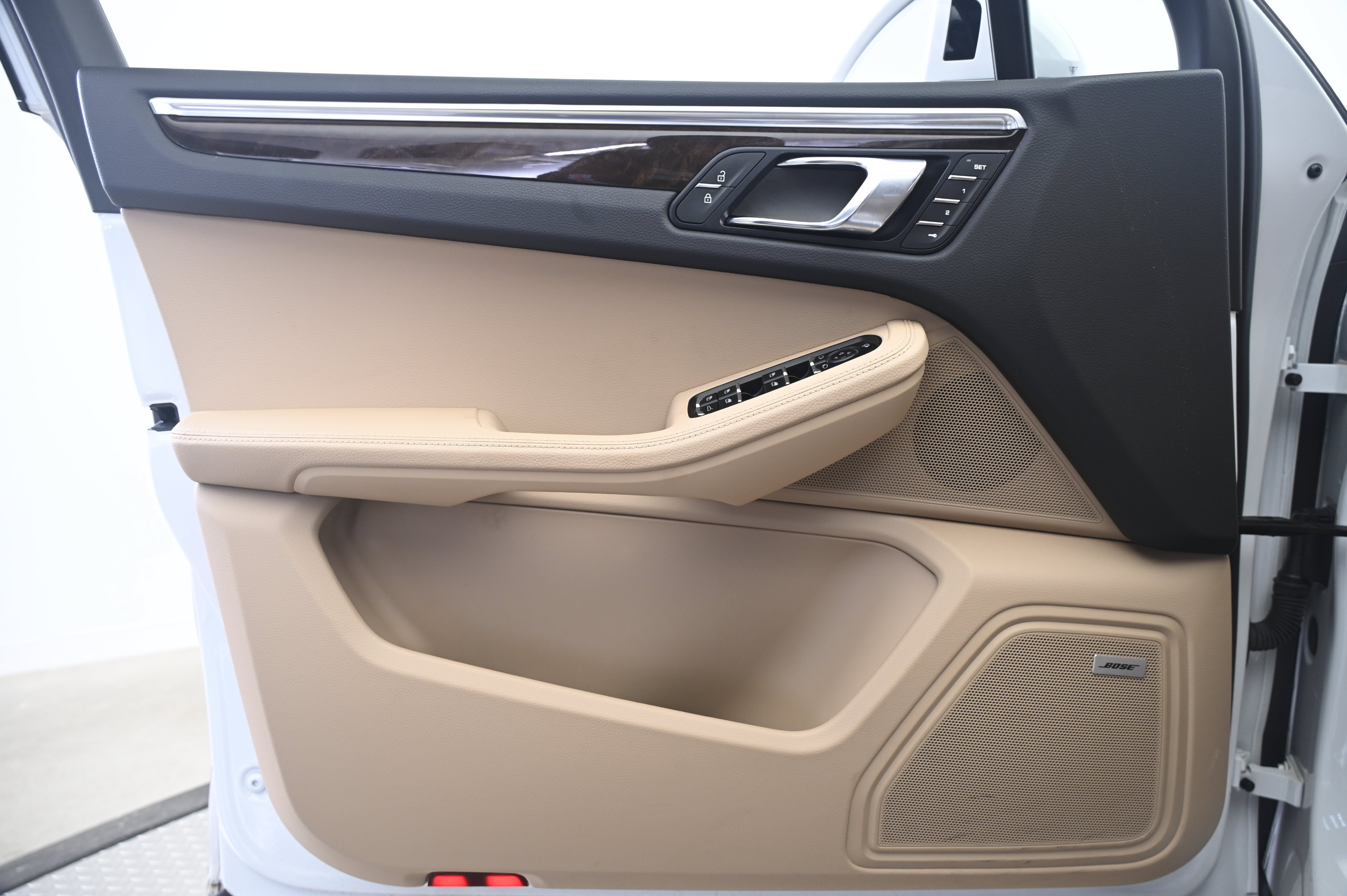 Certified 2024 Porsche Macan AWD/4WD image 25