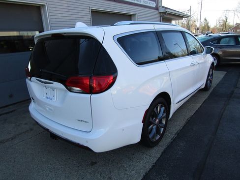 Used 2017 Chrysler Pacifica Limited FWD image 3