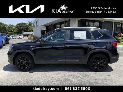 Used 2023 Volkswagen Taos SE w/ Panoramic Sunroof Package FWD image 5