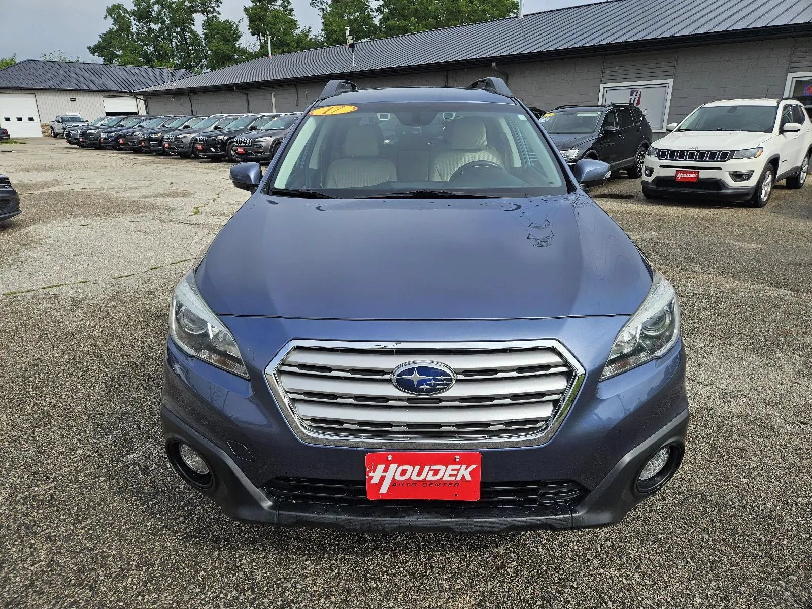 Used 2017 Subaru Outback 2.5i Premium AWD/4WD image 2